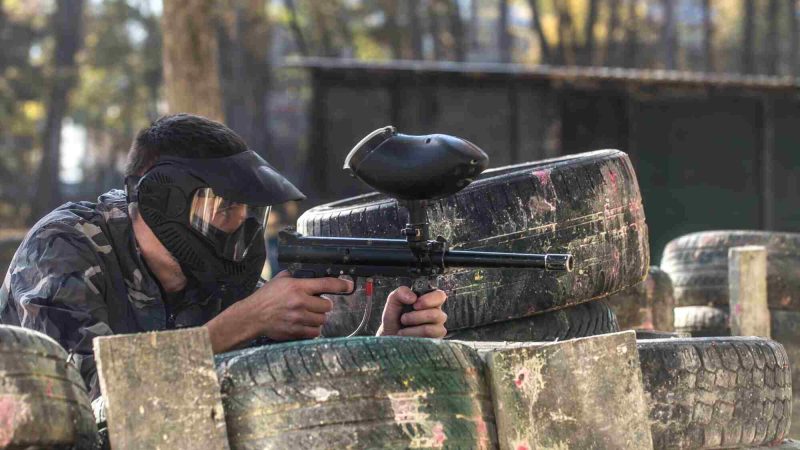Jak zorganizować niezapomnianą grę paintballową dla grupy przyjaciół